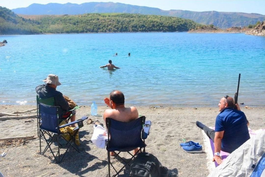 (&ouml;zel) 2 Bin 250 Rakımdaki D&uuml;nyanın İkinci B&uuml;y&uuml;k Krater G&ouml;l&uuml;nde Serinliyorlar