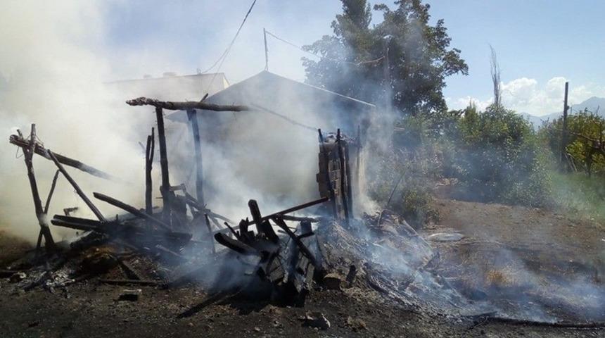 Alevlerin Arasında Kalan Hayvanlar İ&ccedil;in Seferber Oldular