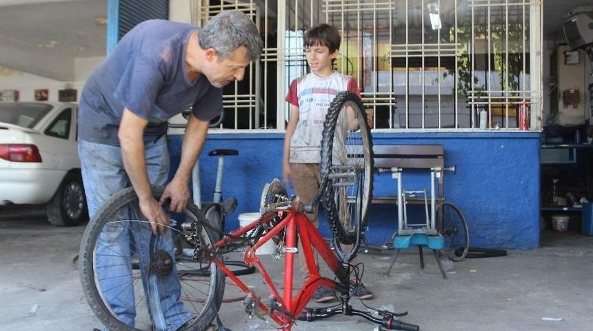 Çocukları Sevindirmek İçin 50 Yaşından Sonra Bisiklet Tamirciliğe Başladı