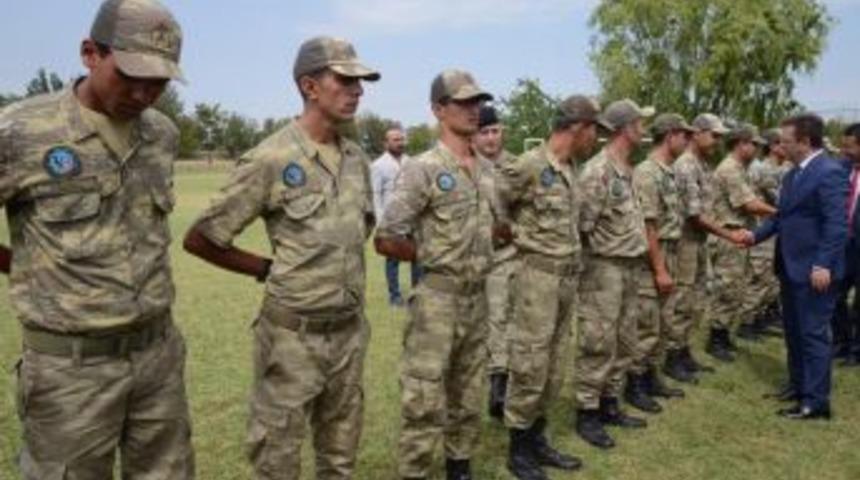 Vali &Uuml;nl&uuml; Askerlerle Bayramlaştı