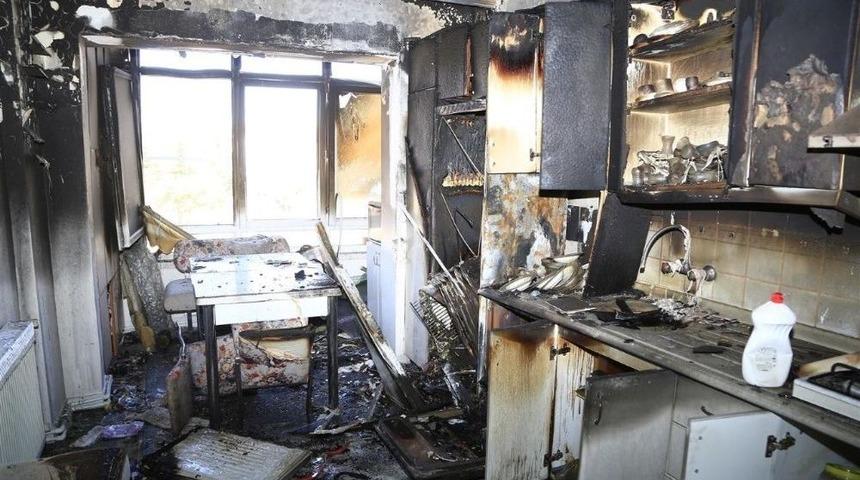 Evi Yanan Aileyi Ziyaret Eden Belediye Başkanı Seçen Destek Sözü Verdi