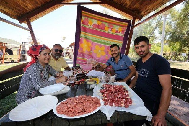 Bayramda Piknikçileri Gözdesi Yakacık Oldu