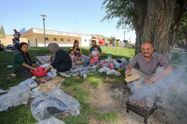 Bayramda Piknikçileri Gözdesi Yakacık Oldu