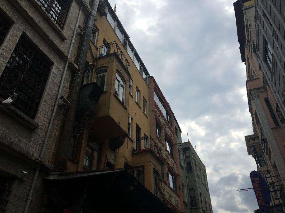 Fatih&rsquo;te Telefonunu A&ccedil;mayan T&uuml;rkmenistanlı Sevgilisini Kurşunlayarak &Ouml;ld&uuml;rd&uuml;