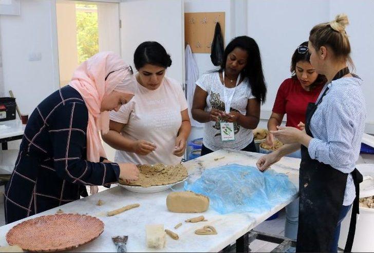 14 Farklı Ülkeden Gelen 23 Öğrenciye Türk El Sanatları Tanıtımı G3