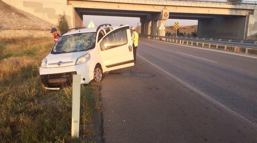 Ticari Ara&ccedil; Bariyerlere &Ccedil;arptı : 4 Yaralı