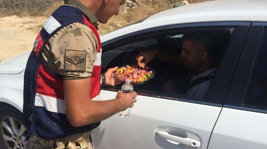 G&ouml;lbaşı İl&ccedil;esinde Jandarmadan S&uuml;r&uuml;c&uuml;lere Bayram Şekeri