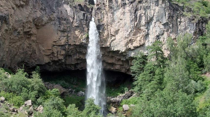 Şelaleler, Serinlemek İsteyenlerin Ve Fotoğraf Tutkunlarının İlgi Odağı Oldu