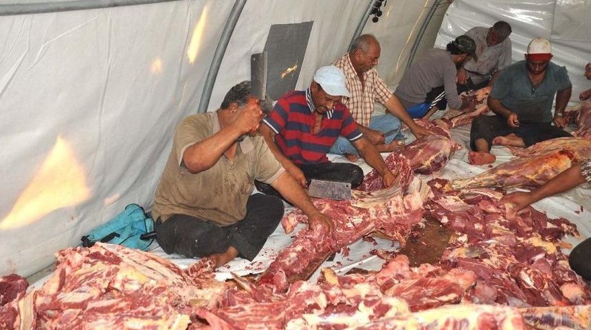 Çadır Kentte Yaşayan Suriyelilere Kurban Eti Dağıtıldı