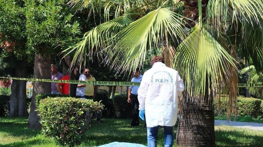 Antalya’da Parkta Erkek Cesedi Bulundu