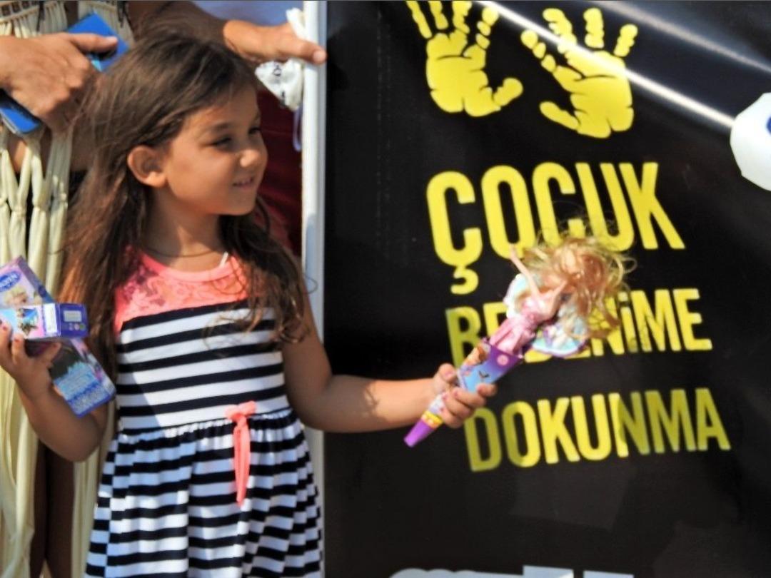 Tatilcilerden &Ccedil;ocuk İstismarına Siyah Eldivenli Protesto