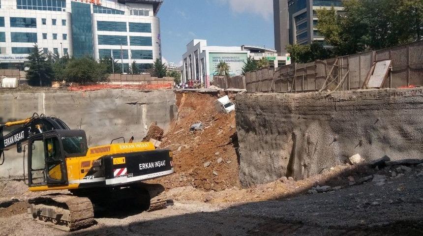 &Uuml;mraniye&rsquo;de İstinat Duvarı &Ccedil;&ouml;kt&uuml; Ara&ccedil;lar İ&ccedil;ine D&uuml;şt&uuml;