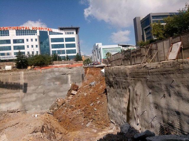 &Uuml;mraniye&rsquo;de İstinat Duvarı &Ccedil;&ouml;kt&uuml; Ara&ccedil;lar İ&ccedil;ine D&uuml;şt&uuml; 2