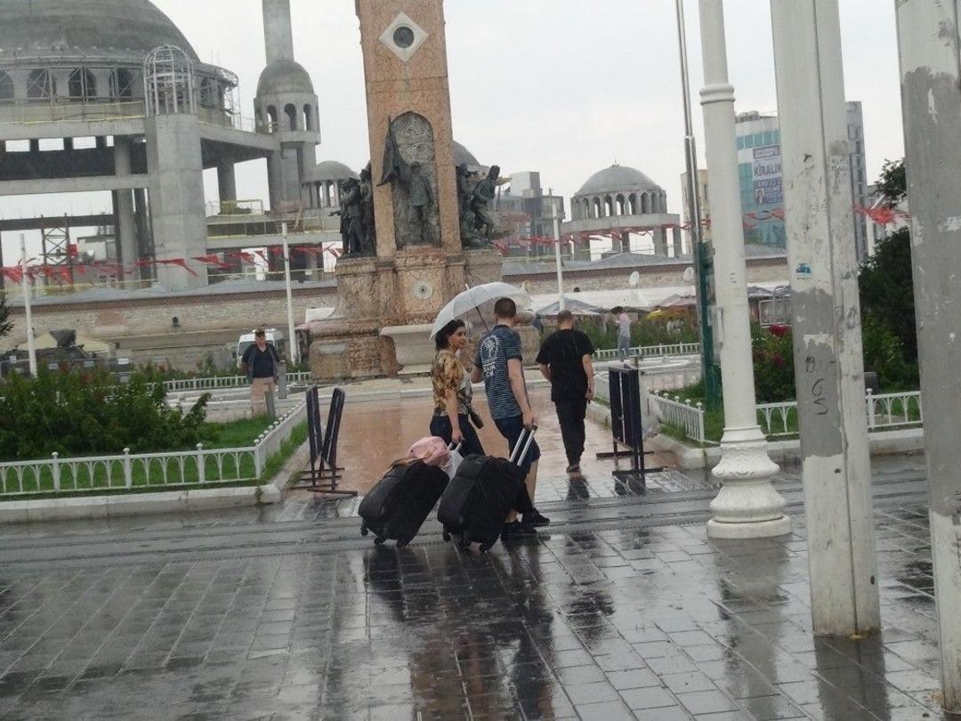 Beyoğlu&rsquo;nda Vatandaşlar Yağmura Hazırlıksız Yakalandı