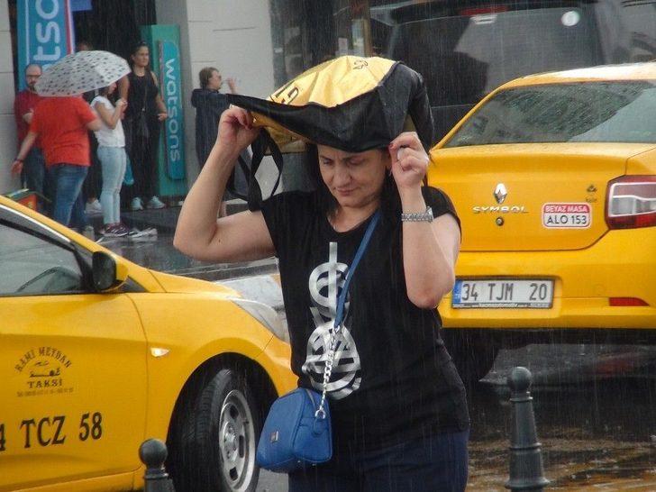 Beyoğlu’nda Vatandaşlar Yağmura Hazırlıksız Yakalandı G1
