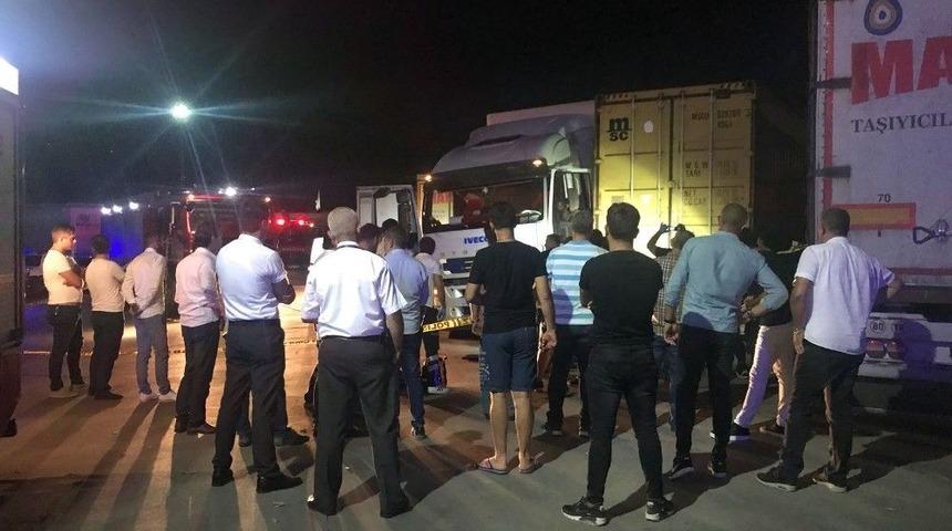 2 Tır Arasında Sıkışan S&uuml;r&uuml;c&uuml; Feci Şekilde Can Verdi