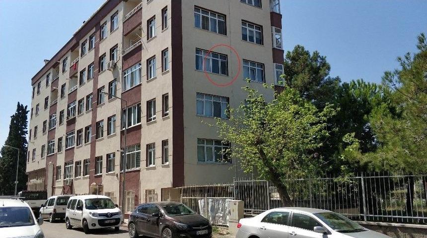 Saklamba&ccedil; Oynarken 3. Katın Penceresinden D&uuml;şen 4 Yaşındaki &Ccedil;ocuk Ağır Yaralandı