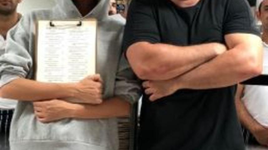 &Uuml;nl&uuml; Model Soydan, Yemek İ&ccedil;in &Ccedil;eşme&rsquo;ye Geldi