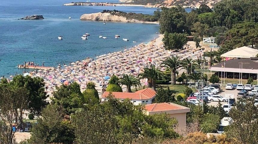 Fo&ccedil;a&rsquo;da Plajlarında Bayram Bereketi: İğne Atsan Yere D&uuml;şm&uuml;yor