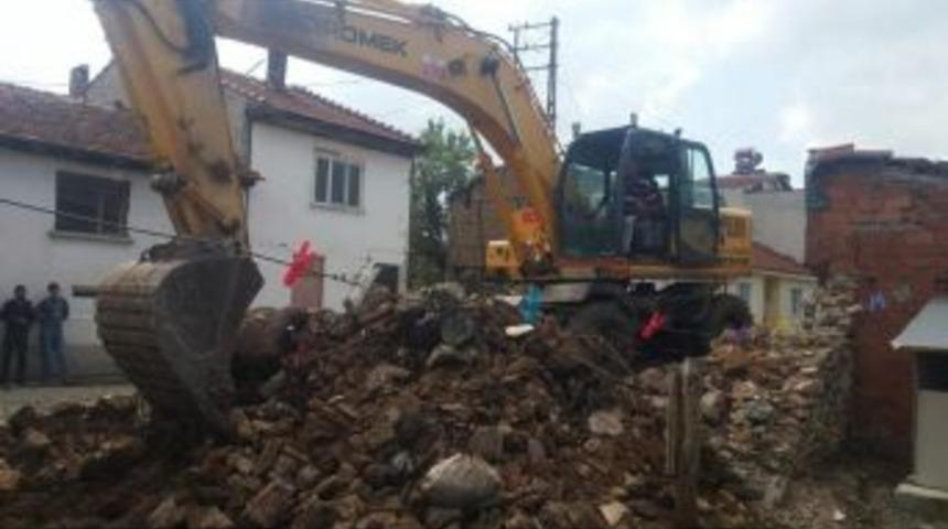 Metruk Binalar Yıkılıyor