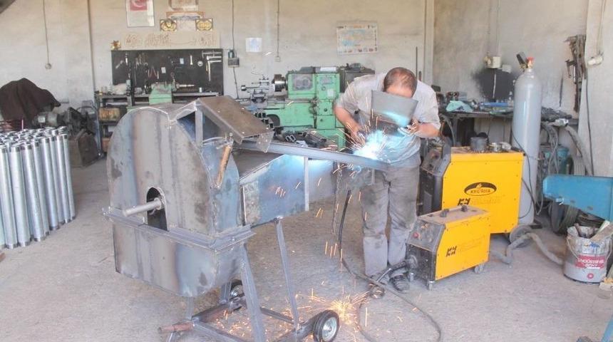 Atölyede Ürettiği Makineleri Yurt Dışına Satıyor