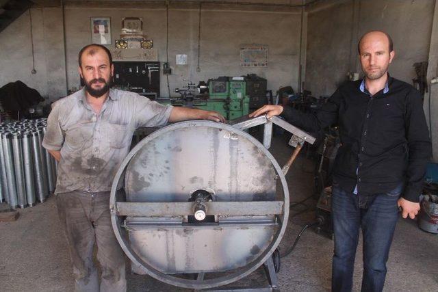 Atölyede Ürettiği Makineleri Yurt Dışına Satıyor