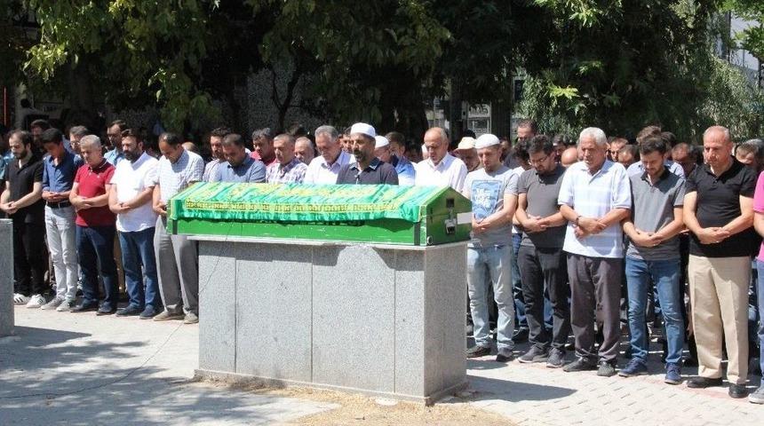 &Ouml;l&uuml;m Gen&ccedil; &Ouml;ğretmeni Halı Sahada Yakaladı
