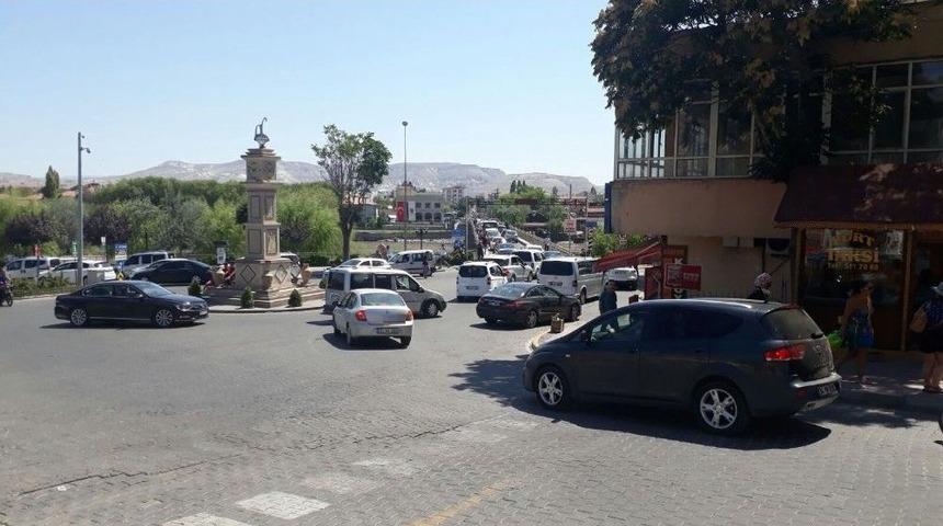 İlçeye Girebilmek İçin Uzun Kuyruklar Oluşturdular