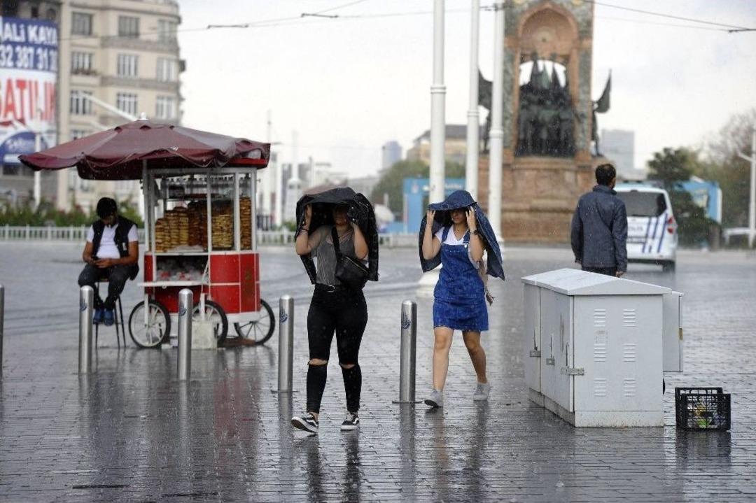 İstanbul&rsquo;da Sağanak Yağmur Etkili Oluyor