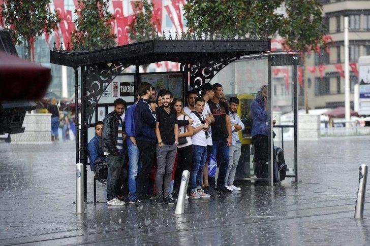 İstanbul’da Sağanak Yağmur Etkili Oluyor G1