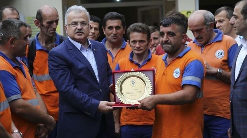 Belediye Başkanından O Temizlik İşçisine Plaket