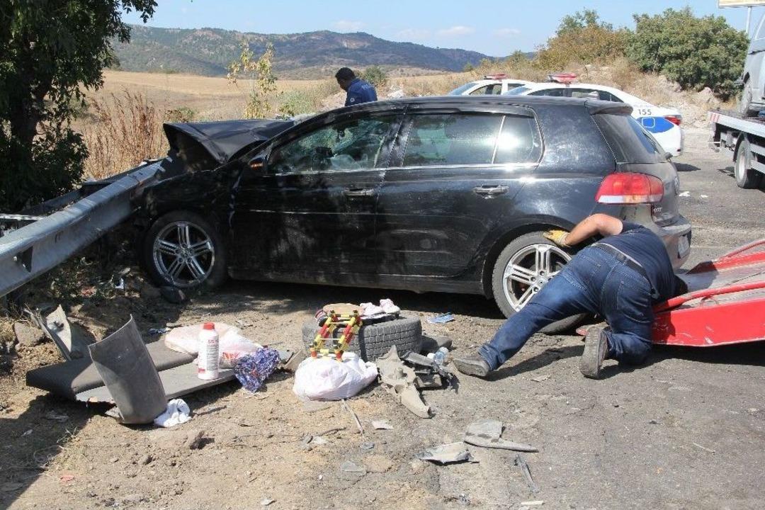 Kontrolden &Ccedil;ıkan Otomobil Park Halindeki Araca &Ccedil;arptı: 10 Yaralı