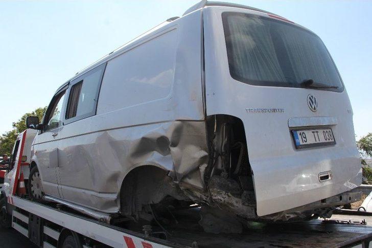 Kontrolden Çıkan Otomobil Park Halindeki Araca Çarptı: 10 Yaralı G2