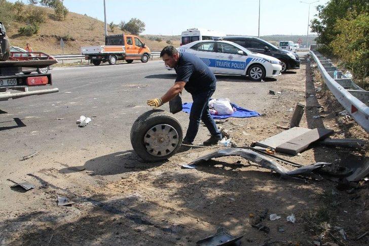 Kontrolden Çıkan Otomobil Park Halindeki Araca Çarptı: 10 Yaralı G4