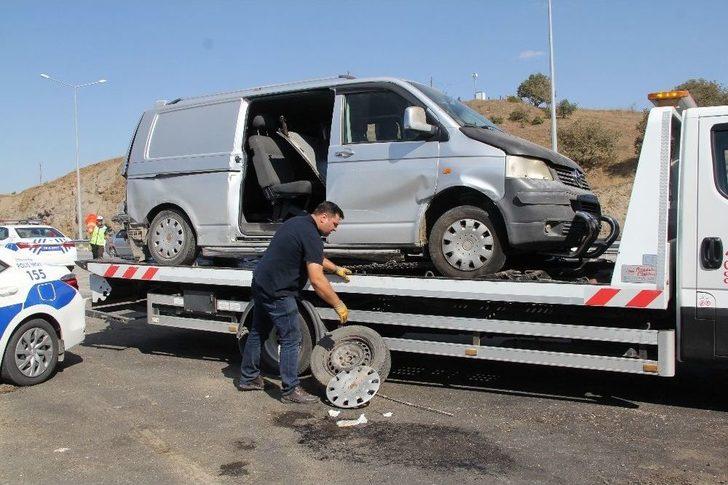 Kontrolden Çıkan Otomobil Park Halindeki Araca Çarptı: 10 Yaralı G5