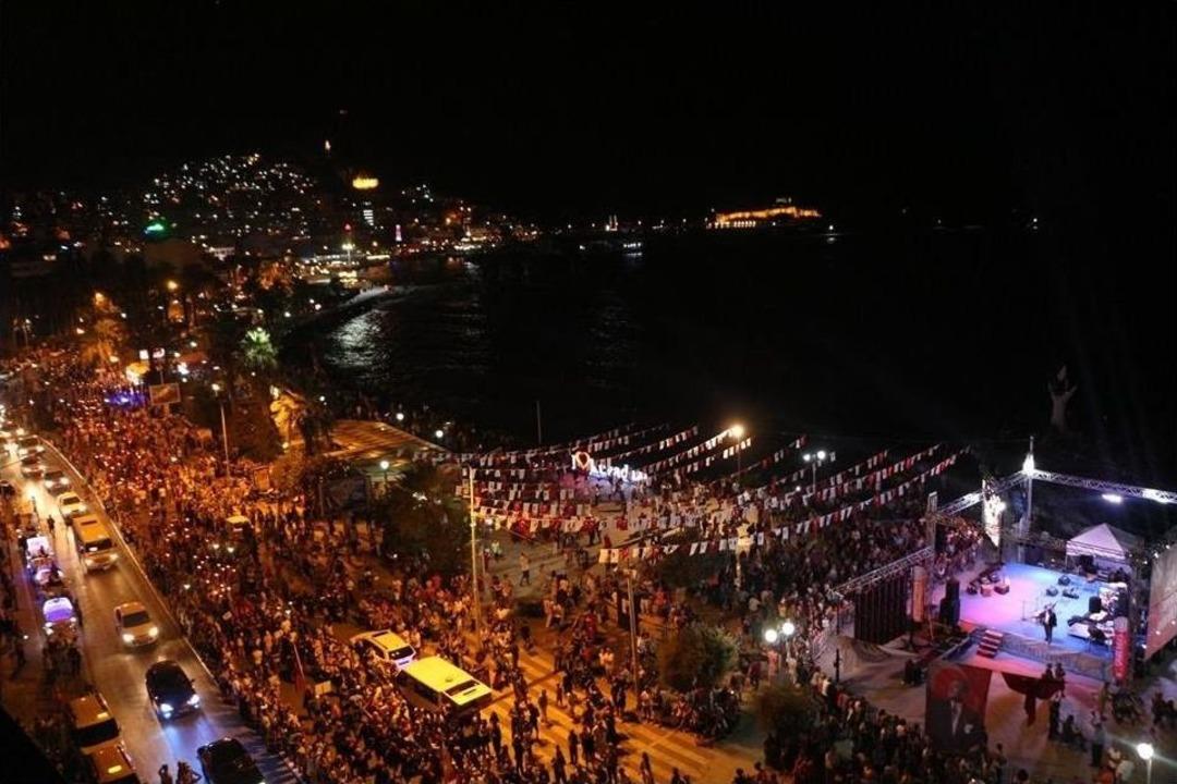 Kuşadası&rsquo;nda Kurtuluş G&uuml;n&uuml; Kutlamaları Renkli Etkinliklere Sahne Oldu