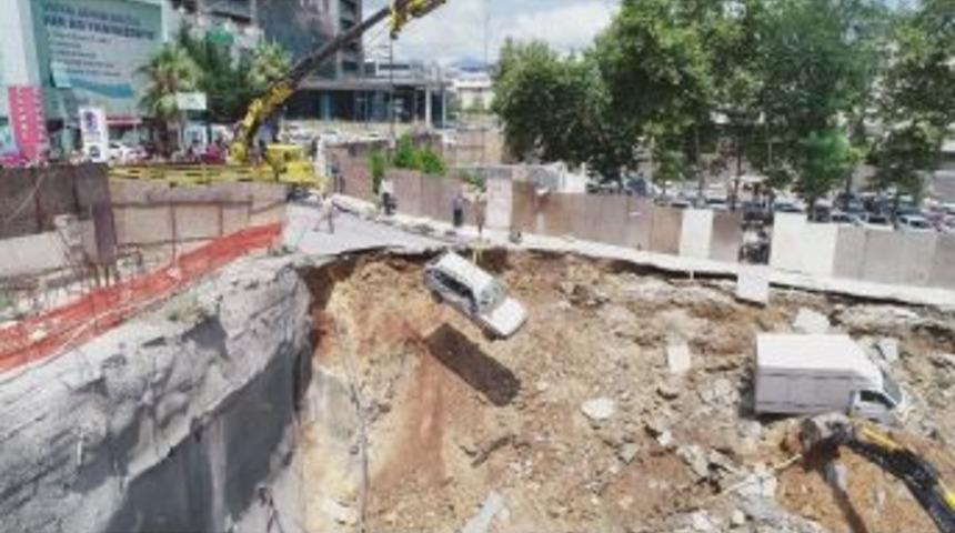 &Uuml;mraniye&rsquo;de Toprağa G&ouml;m&uuml;len Aracın G&ouml;&ccedil;&uuml;k Altından &Ccedil;ıkarılışı Havadan G&ouml;r&uuml;nt&uuml;lendi