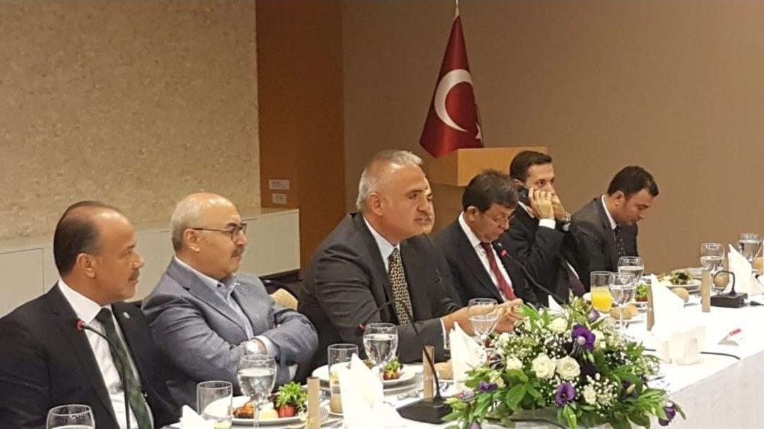 Bakan Ersoy, Kuşadalı Ve Didimli Turizmcilerle Bir Araya Geldi