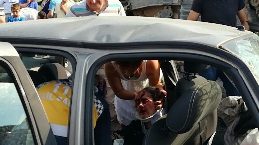 İki Otomobil Kafaya &Ccedil;arpıştı: 5 Yaralı