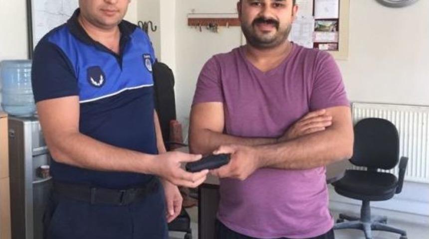 Zabıta Memuru Hafiye Gibi İz S&uuml;rerek Kayıp C&uuml;zdanın Sahibini Buldu