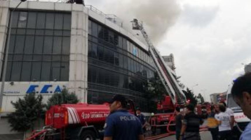 İkitelli&rsquo;de İş Yerinin &Ccedil;atısı Alev Alev Yandı