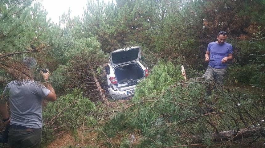 Yoldan &Ccedil;ıkan Otomobil Ağa&ccedil;ların Arasına Daldı