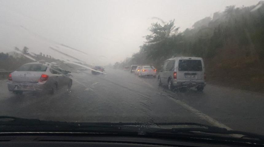 D&uuml;zce&rsquo;de Fındık B&uuml;y&uuml;kl&uuml;ğ&uuml;nde Dolu Yağdı