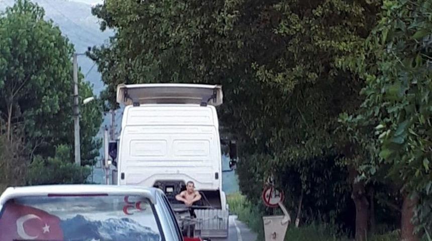 Tırın &Ccedil;ekici B&ouml;l&uuml;m&uuml;nde Tehlikeli Yolculuk