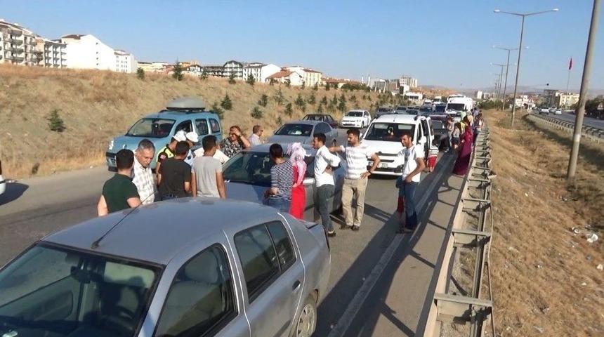 Bayram D&ouml;n&uuml;ş&uuml; Zincirleme Trafik Kazası: 6 Yaralı
