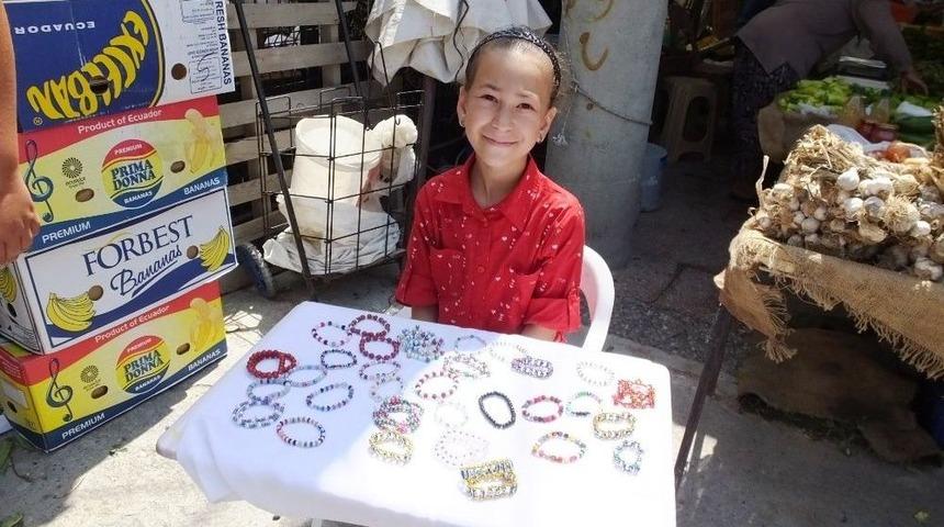 Burhaniye’de Boncuk Bileklikler Küçük Sanem’e Okul Harçlığı Olacak