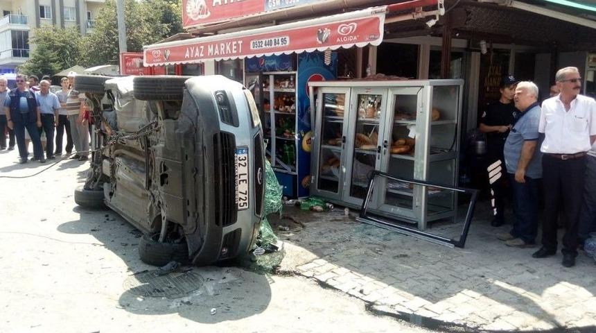 Otomobil Marketin İçecek Dolabına Daldı: 3 Yaralı