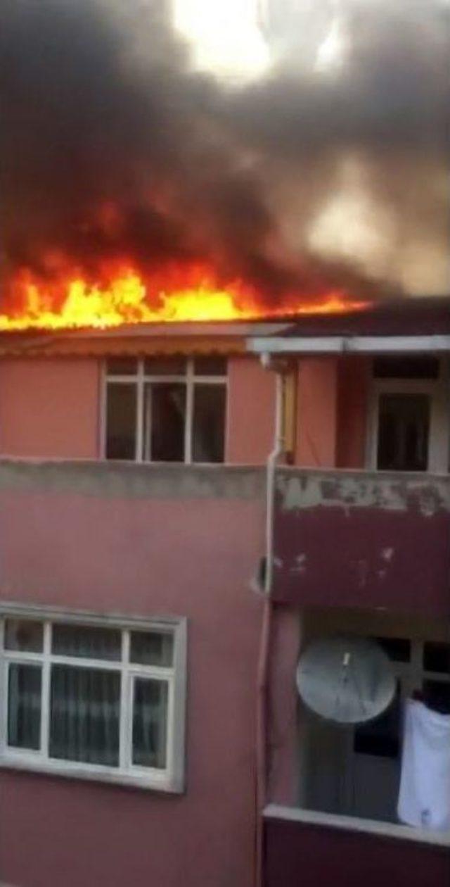 Bağcılar’da Korkutan Yangın: Çatı Katı Alev Alev Yandı