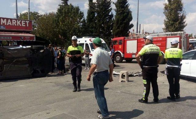 Otomobil Marketin İçecek Dolabına Daldı: 3 Yaralı