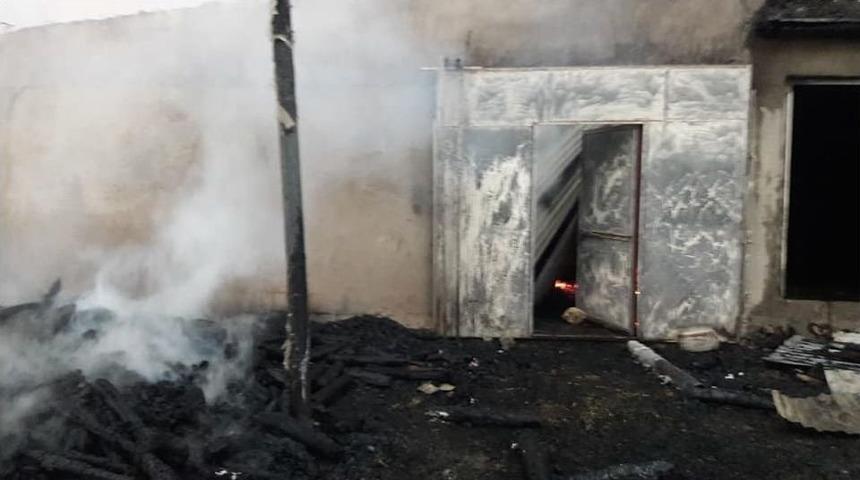 Gerger’de Ahır Yangını Paniğe Neden Oldu